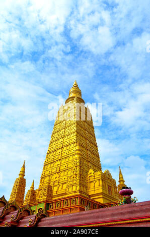 Le stupa principal du Wat Mahathat Wachira Monkol Ao Luek Asie Thaïlande Banque D'Images