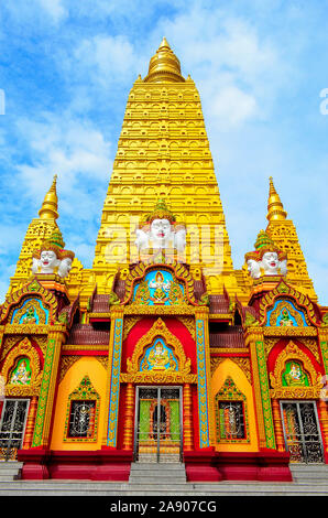 Le stupa principal du Wat Mahathat Wachira Monkol Ao Luek Asie Thaïlande Banque D'Images