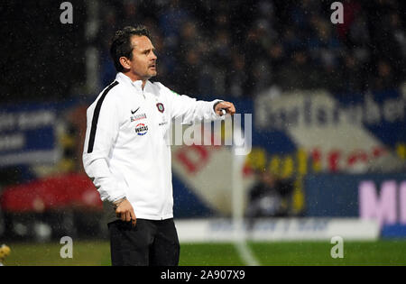 Karlsruhe, Allemagne. 11Th Nov, 2019. Soccer : 2ème Bundesliga, Karlsruher SC - Erzgebirge Aue, 13e journée dans le Wildparkstadion. Auer coach Dirk Schuster. Credit : Uli Deck/DPA - NOTE IMPORTANTE : en conformité avec les exigences de la DFL Deutsche Fußball Liga ou la DFB Deutscher Fußball-Bund, il est interdit d'utiliser ou avoir utilisé des photographies prises dans le stade et/ou la correspondance dans la séquence sous forme d'images et/ou vidéo-comme des séquences de photos./dpa/Alamy Live News Banque D'Images