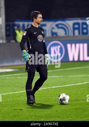 Karlsruhe, Allemagne. 11Th Nov, 2019. Soccer : 2ème Bundesliga, Karlsruher SC - Erzgebirge Aue, 13e journée dans le Wildparkstadion. L'Auer Martin Männel. Credit : Uli Deck/DPA - NOTE IMPORTANTE : en conformité avec les exigences de la DFL Deutsche Fußball Liga ou la DFB Deutscher Fußball-Bund, il est interdit d'utiliser ou avoir utilisé des photographies prises dans le stade et/ou la correspondance dans la séquence sous forme d'images et/ou vidéo-comme des séquences de photos./dpa/Alamy Live News Banque D'Images