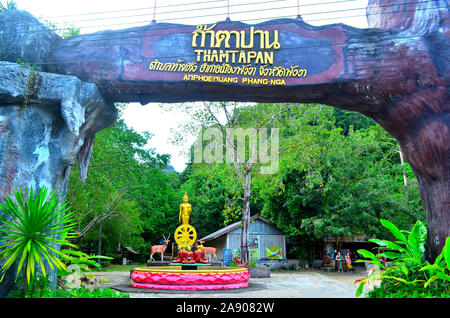 Une statue du Bouddha d'or à l'entrée de Wat Tham Ta Pan, un temple de l'enfer, à Phang Nga Ville Asie Thaïlande Banque D'Images