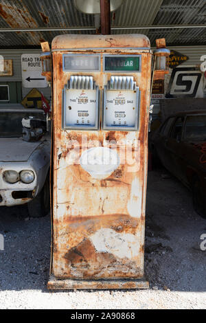 Vieux rouillé sur l'affichage de la pompe à carburant à l'extérieur de la célèbre pub de l'outback, l'Sheepyard Inn Grawin, Lightning Ridge, New South Wales, NSW, Australie Banque D'Images