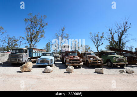 Une rangée de voitures anciennes sur l'affichage à l'extérieur de la célèbre pub de l'outback, l'Sheepyard Inn Grawin, Lightning Ridge, New South Wales, NSW, Australie Banque D'Images