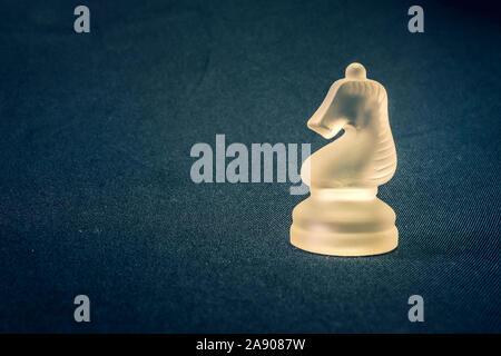 Forsted échecs de chevalier en verre blanc sur fond dramatique Banque D'Images