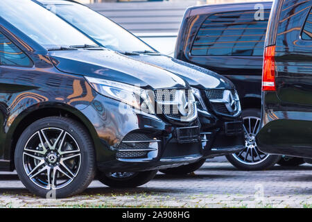 Van de luxe Noir deux mini-fourgonnette Mercedes-Benz. La Russie. Saint-petersbourg. 28 Octobre 2019 Banque D'Images