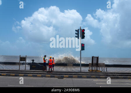 Les enfants de la rue appréciant les vagues qui en face,et Worli Mumbai Maharashtra,Inde, Banque D'Images