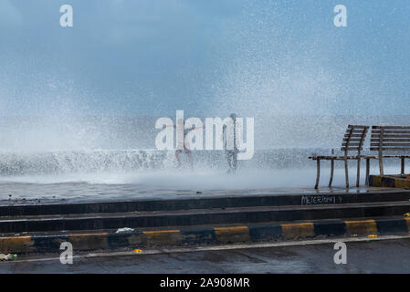 Les enfants de la rue appréciant les vagues qui en face,et Worli Mumbai Maharashtra,Inde, Banque D'Images