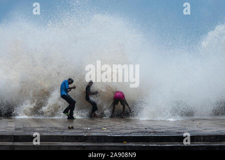 Les enfants de la rue appréciant les vagues qui en face,et Worli Mumbai Maharashtra,Inde, Banque D'Images