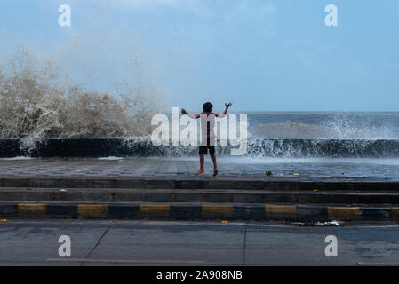 Les enfants de la rue appréciant les vagues qui en face,et Worli Mumbai Maharashtra,Inde, Banque D'Images