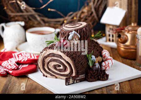 Bûche de Noël gâteau avec bon les champignons et pommes de pin Banque D'Images