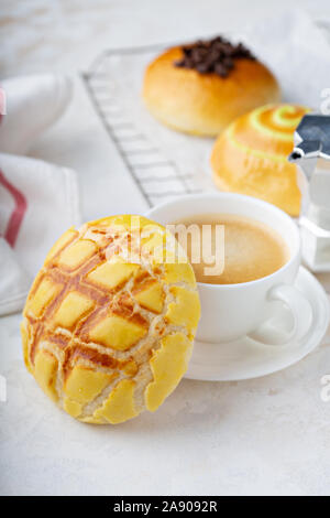 Variété de pains petit déjeuner avec une tasse de café Banque D'Images