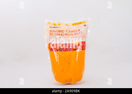 Alberton, Afrique du Sud - un récipient de tomates séchées et sauce pour pâtes pecorino isolé sur un fond clair avec image copy space Banque D'Images