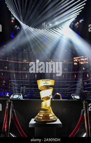 Le trophée Muhammad Ali avant la Super Série mondiale de boxe poids coq match final entre Naoya Inoue du Japon et des Philippines Nonito Donaire au Saitama Super Arena de Tokyo, Japon le 7 novembre 2019. Credit : Hiroaki Yamaguchi/AFLO/Alamy Live News Banque D'Images