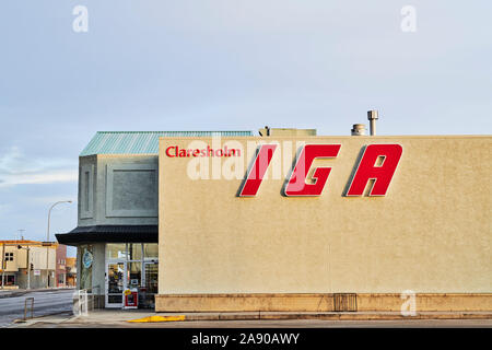 La petite ville d'épicerie IGA situé sur la route principale à travers la ville. La seule épicerie de toute taille pour de nombreux kilomètres. Banque D'Images