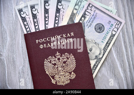 Passeport russe étranger et billet de banque en dollars Banque D'Images