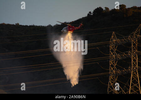 Service d'incendie de Los Angeles chute d'hélicoptère de l'eau sur un feu de brousse à Hollywood Hills Banque D'Images