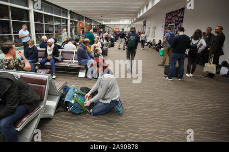 Les passagers qui attendent dans le terminal de l'aéroport d'Adélaïde à bord d'un vol avion Banque D'Images