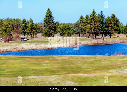 Un parcours ouvert sur un terrain de golf avec un danger de l'eau. Banque D'Images