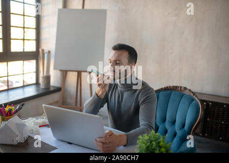 Homme barbu la messagerie vocale d'enregistrement pour femme Banque D'Images