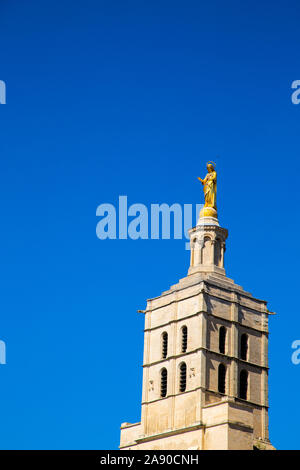 Statue d'une Vierge Marie doré au sommet de la cathédrale de Notre Dame de Doms à Avignon France. Banque D'Images