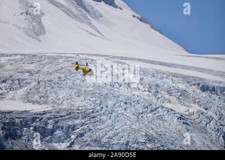 OAMTC autrichienne de sauvetage par hélicoptère survolant le glacier de Pasterze. Kaiser-Franz-Josefs-Hoehe. L'Autriche Banque D'Images