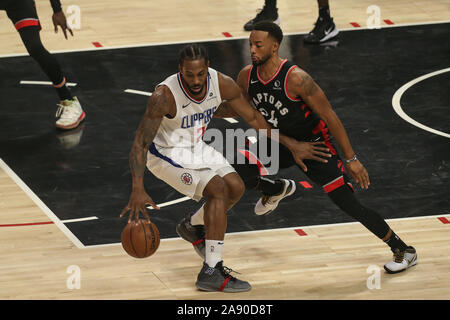 Los Angeles, USA. 11Th Nov, 2019. LA Clippers avant Kawhi Leonard (2) gardé par des Toronto Raptors guard Norman Powell (24) pendant les Toronto Raptors vs Los Angeles Clippers au Staples Center le 11 novembre 2019. (Photo par Jevone Moore) Credit : Cal Sport Media/Alamy Live News Banque D'Images