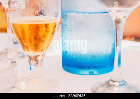 Boissons en sueur froide sur la table sur une chaude journée chaude - des boissons Banque D'Images