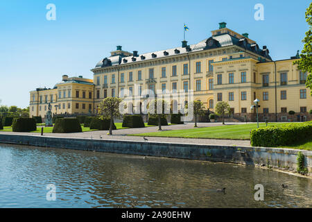 La Suède Drottningholm, vue en été de l'est avant de Drottningholm avec Lake Malaren au premier plan, l'île de Lovön, Suède. Banque D'Images