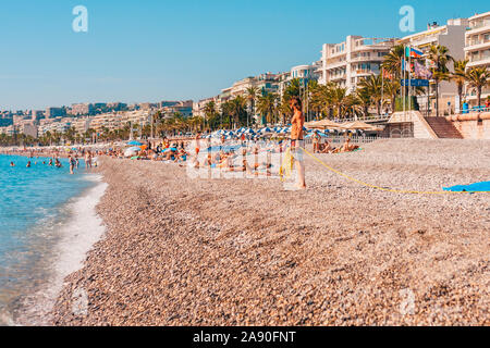 Nice, Provence / France - 29 septembre 2018 : journée chaude sur la plage - beaucoup de vacanciers sur le week-end Banque D'Images