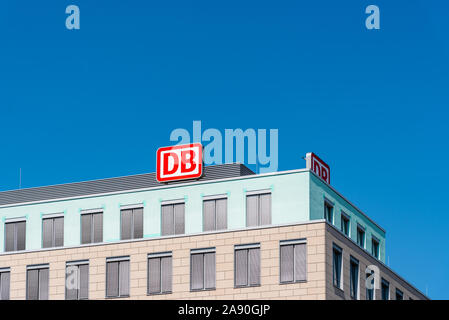 Berlin, Allemagne - 28 juillet 2019 : la Deutsche Bahn AG, Compagnie des chemins de fer allemands, des bureaux à Berlin. C'est la deuxième plus grande société de transport dans le monde Banque D'Images