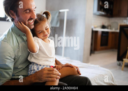 Heureux famille aimante. Le père et sa fille enfant fille jouer ensemble Banque D'Images