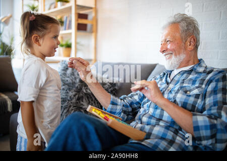 Le jeu et le plaisir des grands-parents avec leur petite-fille Banque D'Images