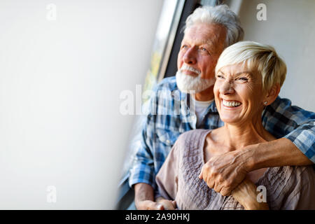 Happy senior couple in love hugging et le collage avec des vraies émotions à la maison Banque D'Images