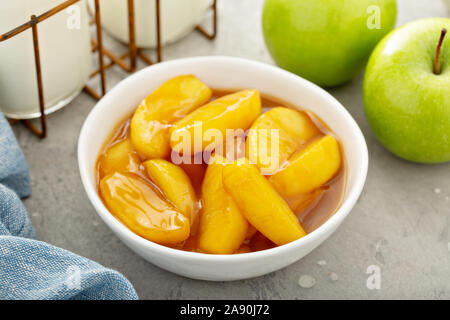 Apple Caramel garniture pour les crêpes, gaufres et glaces Banque D'Images