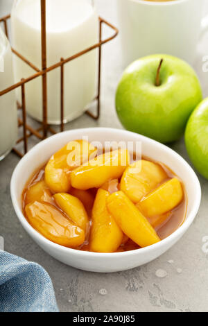 Apple Caramel garniture pour les crêpes, gaufres et glaces Banque D'Images