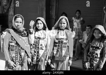 Gujarati les femmes et les filles sont portant des robes colorées, des costumes et de produire des textiles merveilleux. Banque D'Images