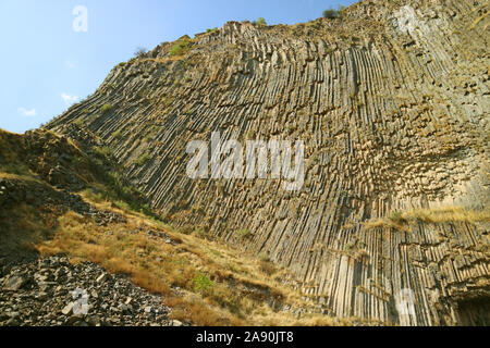 La Symphonie de pierres de basalte à couper le souffle, des formations de la colonne le long de la gorge garni d'Arménie Banque D'Images