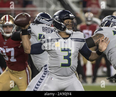 Santa Clara, Californie, USA . 11Th Nov, 2019. Seattle Seahawks quarterback Russell Wilson (3) passe au premier trimestre contre les San Francisco 49ers à Levi's Stadium à Santa Clara, Californie le lundi, 11 novembre, 2019. Les Seahawks defreated les 49ers 27-24 en prolongation. Photo par Terry Schmitt/UPI UPI : Crédit/Alamy Live News Banque D'Images