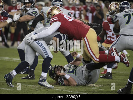 Santa Clara, Californie, USA . 11Th Nov, 2019. Seattle Seahawks quarterback Russell Wilson (3) est mise à sac par San Francisco 49ers attaquer défensive D.J. Jones (93) dans le premier trimestre à l'égard de la San Francisco 49ers à Levi's Stadium à Santa Clara, Californie le lundi, 11 novembre, 2019. Les Seahawks defreated les 49ers 27-24 en prolongation. Photo par Terry Schmitt/UPI UPI : Crédit/Alamy Live News Banque D'Images