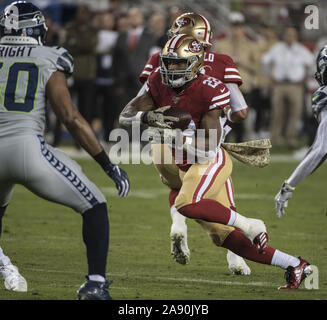 Santa Clara, Californie, USA . 11Th Nov, 2019. San Francisco 49ers d'utiliser de nouveau Matt Breida (22) court contre les Seattle Seahawks dans le premier trimestre à Levi's Stadium à Santa Clara, Californie le lundi, 11 novembre, 2019. Les Seahawks defreated les 49ers 27-24 en prolongation. Photo par Terry Schmitt/UPI UPI : Crédit/Alamy Live News Banque D'Images