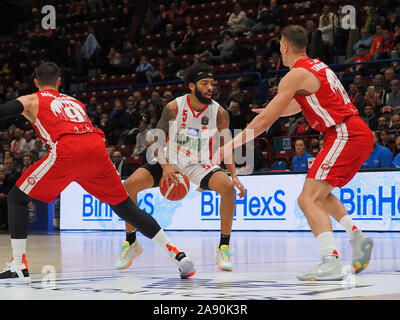 Milano, Italie. 11Th Nov, 2019. petteway d tarchewski dellÃ pistoia entravée par l¢â€™ax AX milanoduring Armani Armani Exchange Olimpia Milan vs OriOra de Pistoia, de basket-ball italien une série Championship à Milan, Italie, 11 novembre 2019 - LPS/crédit : Savino Savino Paolella Paolella/LPS/ZUMA/Alamy Fil Live News Banque D'Images