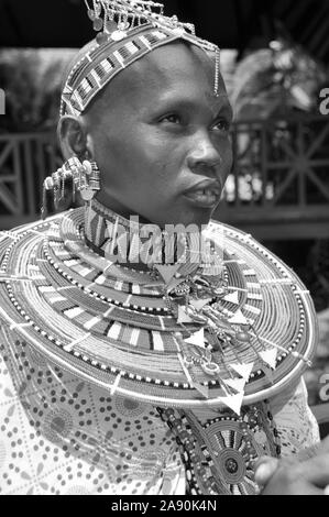 Kenya : une belle femmes Masai avec la tradition de l'artiste de verre couleur perles autour de son cou. Banque D'Images