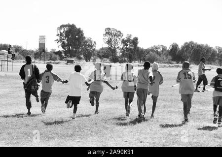 Schoolkids Namib jouant au football à un concours à Okahandja. Banque D'Images