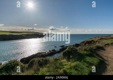 Soleil d'automne sur câble Bay Porth (Trecastell) près de conseil informatique sur l'île d'Anglesey, dans le Nord du Pays de Galles, Royaume-Uni. Prises le 29 octobre 2019. Banque D'Images