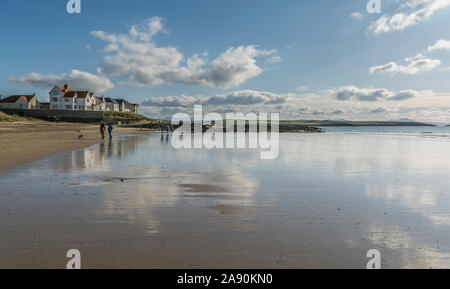 Vue de la plage à Traeth Llydan, près de conseil informatique sur l'île d'Anglesey, dans le Nord du Pays de Galles, Royaume-Uni. Prises le 29 octobre 2019. Banque D'Images