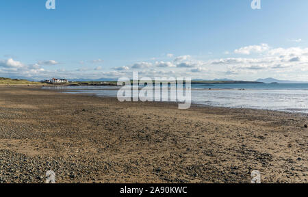 Vue de la plage à Traeth Llydan, près de conseil informatique sur l'île d'Anglesey, dans le Nord du Pays de Galles, Royaume-Uni. Prises le 29 octobre 2019. Banque D'Images