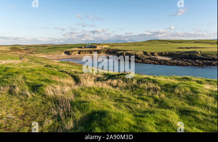 Une vue de la baie de câble (Trecastell Porth) près de conseil informatique sur l'île d'Anglesey, dans le Nord du Pays de Galles, Royaume-Uni. Prises le 29 octobre 2019. Banque D'Images