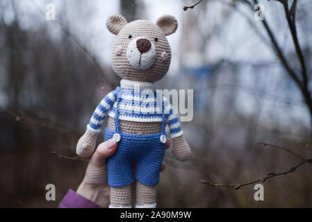 Jouet en peluche tricotés dans la technique de tricotage amigurumi Banque D'Images