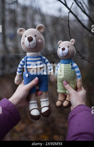 Jouet en peluche tricotés dans la technique de tricotage amigurumi Banque D'Images