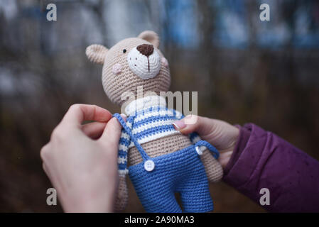 Jouet en peluche tricotés dans la technique de tricotage amigurumi Banque D'Images